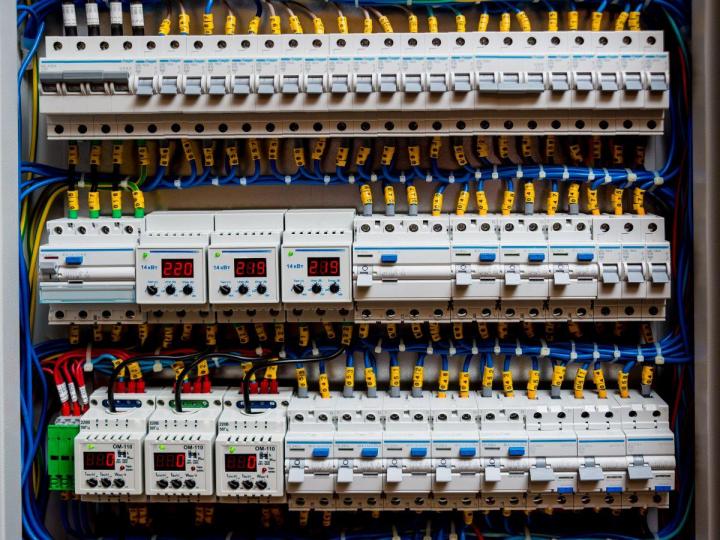 Nous proposons des services de rénovation électrique complète ou partielle.